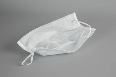 Gri arka planda yüz maskesi. konsept bir koruyucu maske burun ve ağız veya burun kaplamak.