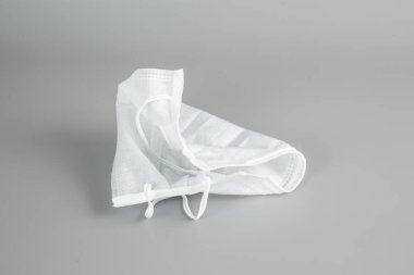 Gri arka planda yüz maskesi. konsept bir koruyucu maske burun ve ağız veya burun kaplamak.
