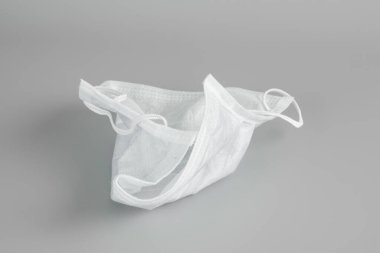 Gri arka planda yüz maskesi. konsept bir koruyucu maske burun ve ağız veya burun kaplamak.