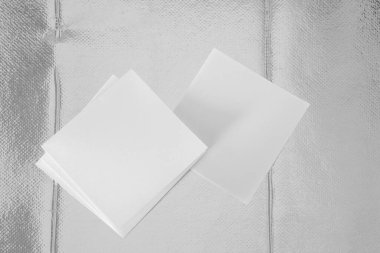 Gri üzerine izole edilmiş boş maket kağıt. Broşür gümüş kağıda izole edilmiş, değiştirilebilir arkaplan.