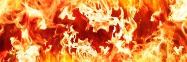 Siyah arka planda Panorama Fire alevleri. afiş arkaplanı için ateş patlaması dokusu.