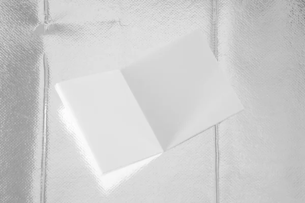 Papel Mock Branco Isolado Cinza Revista Brochura Isolado Papel Prata — Fotografia de Stock