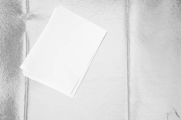 Порожній Макет Паперу Ізольований Сірому Магазин Брошур Ізольований Срібному Папері — стокове фото