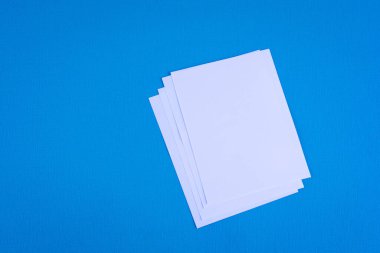 Boş portre mock-up kağıt. Mavi, değiştirilebilir arka plan izole broşür dergi / beyaz ışık mavi kağıt üzerinde izole kağıt.