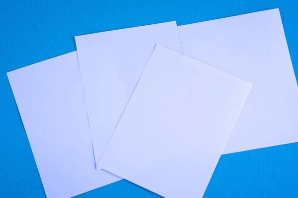 空白纵向模型纸 小册子杂志查出了在蓝色 可改变的背景或白皮书查出在浅蓝色纸 — 图库照片