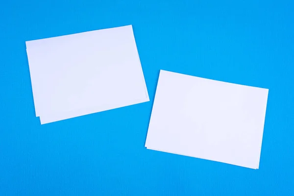 空白の肖像モックアップの紙 パンフレット雑誌ブルー 変わりやすい背景に分離されたホワイト ペーパー ライトの青い紙に分離 — ストック写真