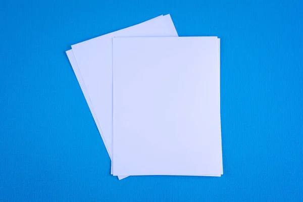 Papel Retrato Blanco Revista Folleto Aislado Sobre Fondo Azul Cambiable — Foto de Stock