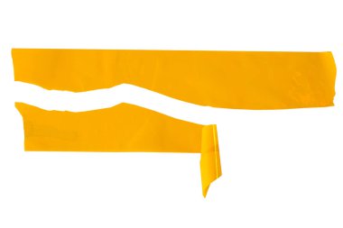 Beyaz arka planda sarı bantlar. Yırtılmış yatay ve farklı boyutlarda sarı yapışkan bant, yapışkan parçalar..