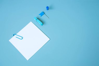 Boş portre mock-up kağıt. Mavi, değiştirilebilir arka plan izole broşür dergi / beyaz ışık mavi kağıt üzerinde izole kağıt.