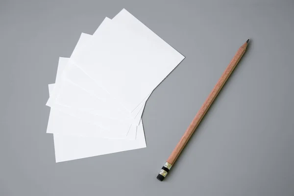 Λευκό Πορτραίτο Λευκό Χαρτί Μολύβι Περιοδικό Φυλλάδιο Απομονώνονται Γκρι Μεταβλητό — Φωτογραφία Αρχείου