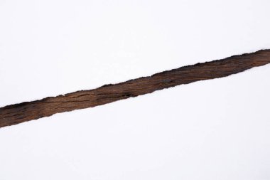 ahşap arka plan üzerinde beyaz yırtık kağıt. kopya alanı ile kağıt rip.