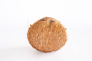 Beyaz arka planda kahverengi hindistan cevizi ve hindistan cevizi sütü..