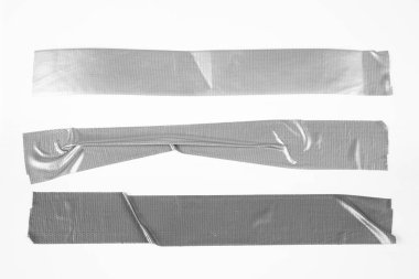 Siyah bantlar beyaz arka plan üzerinde ayarlayın. Yatay ve farklı boyut siyah bant, yapıştırıcı parçaları yırtılmış.