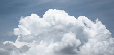 Mavi gökyüzünde beyaz kabarık bulutlar. Küçük bulutlarla mavi gökyüzü arkaplanı.