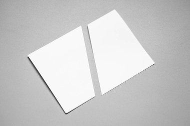 Boş portre mock-up kağıt. gri, değiştirilebilir arka plan izole broşür dergi / beyaz kağıt izole gri üzerine