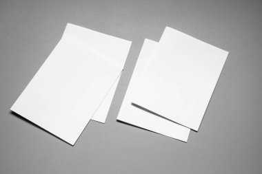 Boş portre mock-up kağıt. gri, değiştirilebilir arka plan izole broşür dergi / beyaz kağıt izole gri üzerine