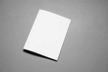 Boş portre mock-up kağıt. gri, değiştirilebilir arka plan izole broşür dergi / beyaz kağıt izole gri üzerine