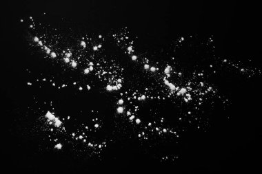 Siyah arkaplanda beyaz toz.