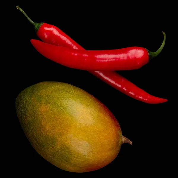 Hele Mangoe Chili Zwarte Achtergrond Ingrediënten Voor Kruidige Mango Chutney — Stockfoto