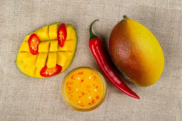 Bovenaanzicht Van Gehele Mango Hele Chili Peper Gesneden Hete Peper — Stockfoto
