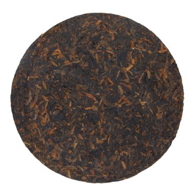 Beyaz arka planda izole edilmiş Puerh çayı keki.