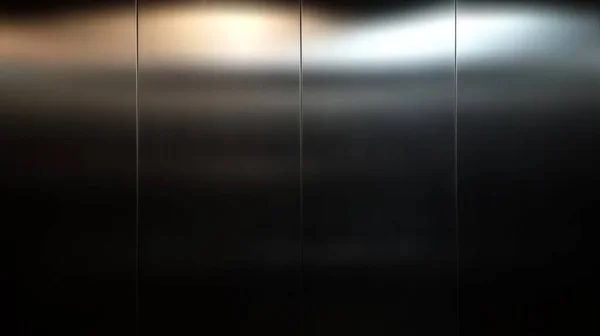 黑暗中的不锈钢薄片 乘客电梯内 光亮金属表面反射 黑色不锈钢背景 — 图库照片