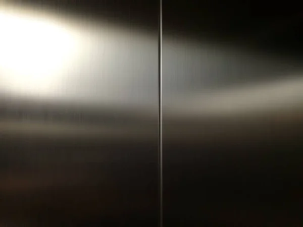승객용 엘리베이터 내부에 질감에 반사시키는 스테인리스강커다란 — 스톡 사진