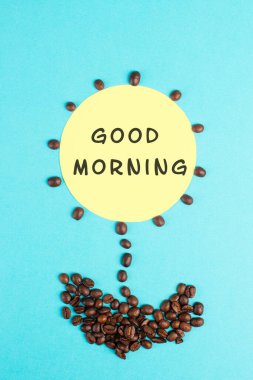 Kahve çekirdeklerinden yapılmış çiçekler, günaydın sözleri çiçeğin üzerinde duruyor, uyanmak, kahvaltı için bir espresso içmek, sıcak içecek