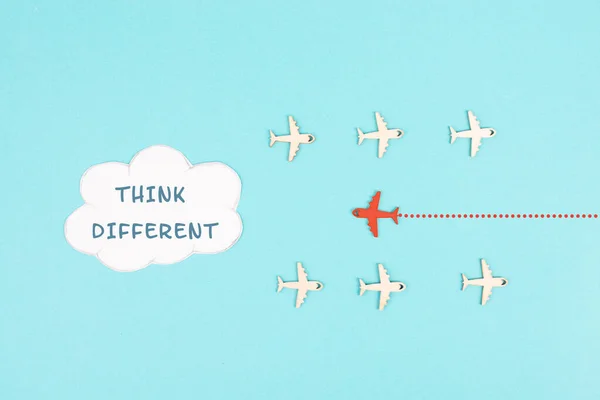 Uçan bir grup uçak, kırmızı uçak farklı düşünür ve akıntıya karşı farklı yönde hareket eder. Sembolik, cesur ve kazanan konsepte karşı.