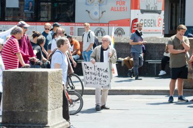 Cuma günleri saat 08.07.2022 'de Trier, Almanya' da, iklim değişikliğini ve küresel ısınmayı protesto etmek için, çevre tartışması