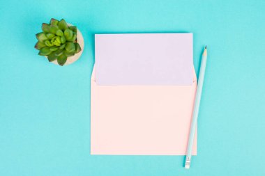 Kalem ve kaktüs desenli boş bir kağıt, yeni fikirler için beyin fırtınası, mesaj yazmak, ara vermek, ofis masası.