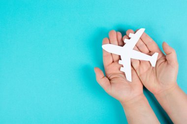 Uçağı elinde tutmak, uçmak, tatil planlamak.