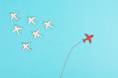 Grupları takip eden uçaklar, kırmızı uçak farklı düşünüyor ve ters yönde ilerliyor, liderlik, cesaret ve kazanan konsept.