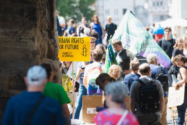 Cuma günleri saat 08.07.2022 'de Trier, Almanya' da, iklim değişikliğini ve küresel ısınmayı protesto etmek için, çevre tartışması