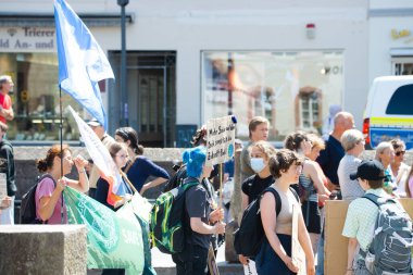 Cuma günleri saat 08.07.2022 'de Trier, Almanya' da, iklim değişikliğini ve küresel ısınmayı protesto etmek için, çevre tartışması