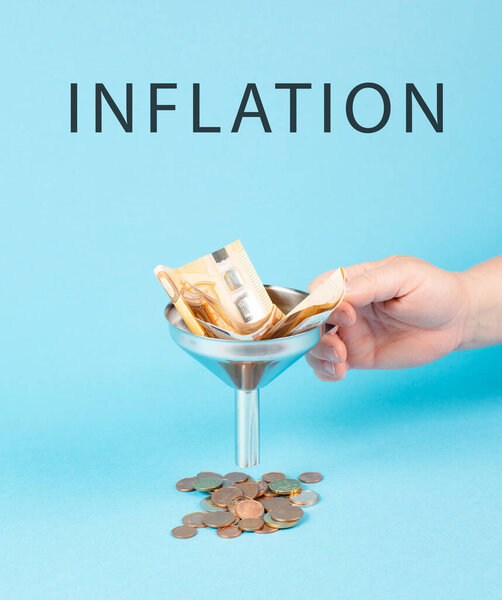 Инфляция и финансовый крах, банкноты евро в воронке превращаются в монеты, экономическое развитие и рост цен, бесполезные деньги 