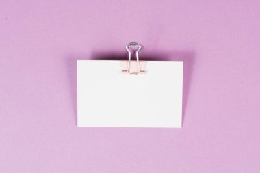 Pembe arkaplanda ataç olan boş beyaz kağıt, mesaj, hatırlatma veya mesaj için alanı kopyala, iletişim konsepti