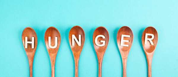 Голод стоит на немецком языке на деревянных ложках, нехватка продовольствия и голод из-за войны и инфляции, политический вопрос 