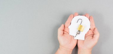 Açık bir kilidi, özgür bir zihni, kontrolsüz düşünceleri, konuşma özgürlüğü konsepti olan bir kafa silueti. 