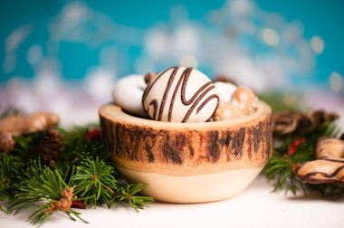 Nurnberg elisen zencefilli kek karışımı, geleneksel Alman noel tatlısı köknar dalları ve kozalaklı çam kozalakları, fotokopi alanı olan tatil geçmişi 