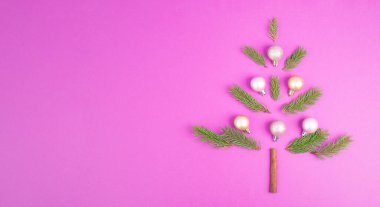 Köknar dallarından yapılmış Noel ağacı, pembe mücevherler ve bagaj olarak tarçın çubuğu, fotokopi alanı olan tebrik kartı.