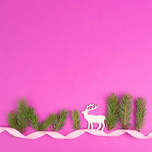 Noel ve yeni yıl tebrik kartı ve geçmiş, köknar ağaçlı kış ormanı ve bir ren geyiği.