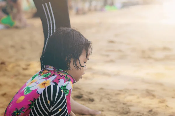Asiens Barn Leker Stranden Sommaren — Stockfoto