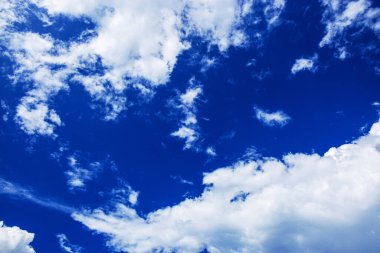 Mavi gökyüzü ve bulutlar, doğal güzellikte.