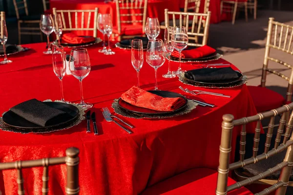 客人餐桌设置为黑色 红色和金色风格的宴会 精致奢华的晚餐布置 生日或婚宴的主题 — 图库照片
