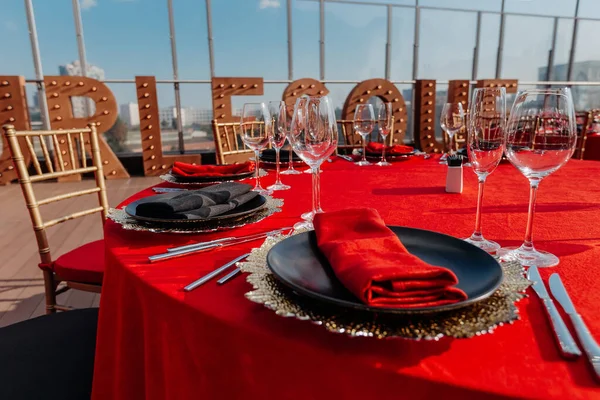 客人餐桌设置为黑色 红色和金色风格的宴会 奢华的晚餐布置 屋顶上的派对庆祝活动 — 图库照片