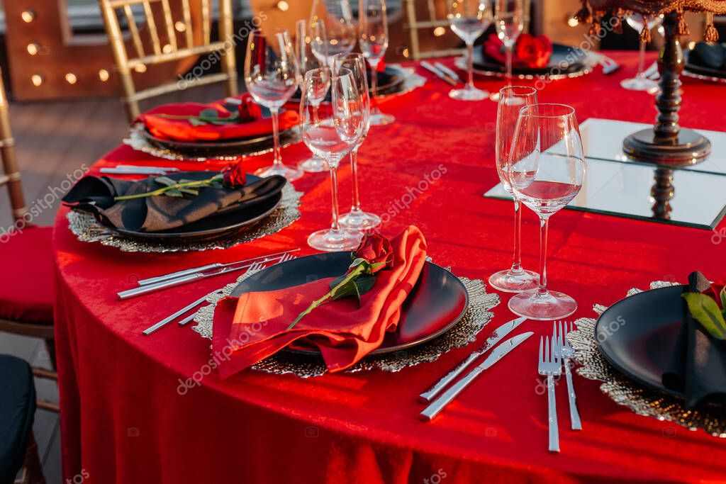 Mesa Invitados Para Banquete Estilo Negro Rojo Dorado Elegante