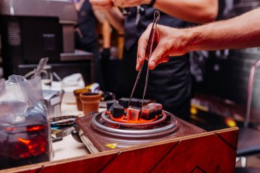 Gece disko kulübünde nargile hazırlığı. Gece kulübünde renkli ışıklarla yapılan parti kutlaması