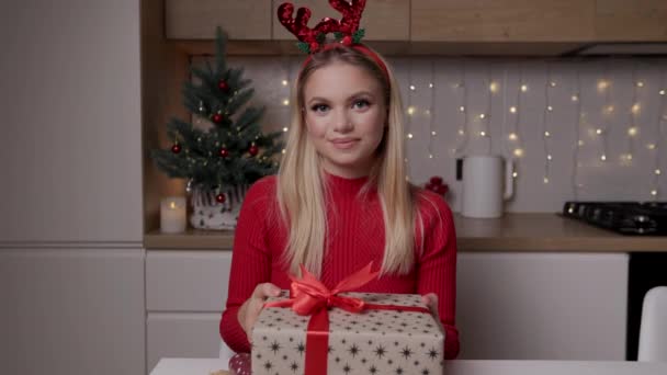 スローモーションポートレートの若いですブロンド女性プレゼンテーション美しいですxmasギフトボックス — ストック動画