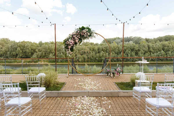 Круглая свадебная арка украшена свежими цветами. Церемония. — стоковое фото